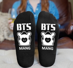 BTS印花中筒袜子