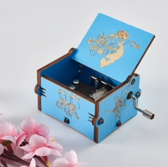 厂家直销蓝色数码宝贝音乐盒创意雕刻木制手摇式音乐盒可定制