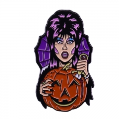 90年代黑暗主妇Elvira令人毛骨悚然的雕工胸针万圣节恐怖金属徽章
